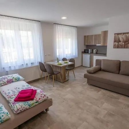 Apartamento Mona Sárvár