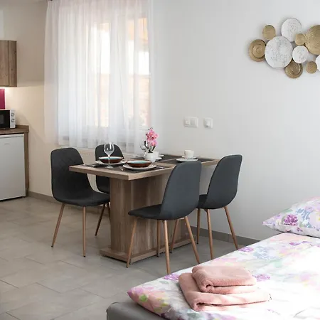 Mona Apartament *
