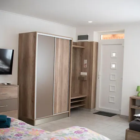 Apartament Mona *